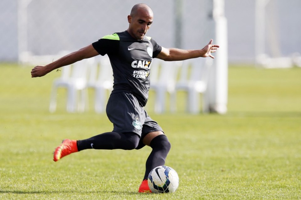 Volante Gil briga com Baraka por uma vaga no meio de campo do Coritiba | Albari Rosa / Gazeta do Povo