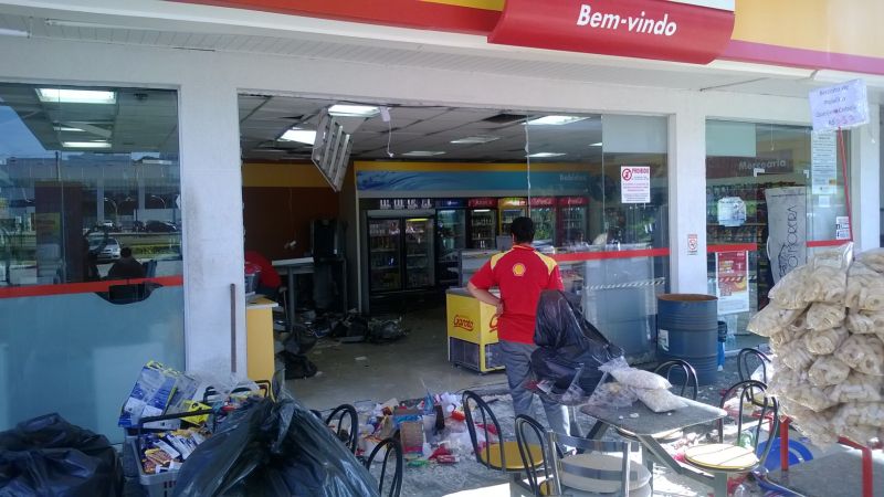 Loja de conveniências fica danificada após explosão de caixa eletrônico | Aniele Nascimento/ Agência de Notícias Gazeta do Povo