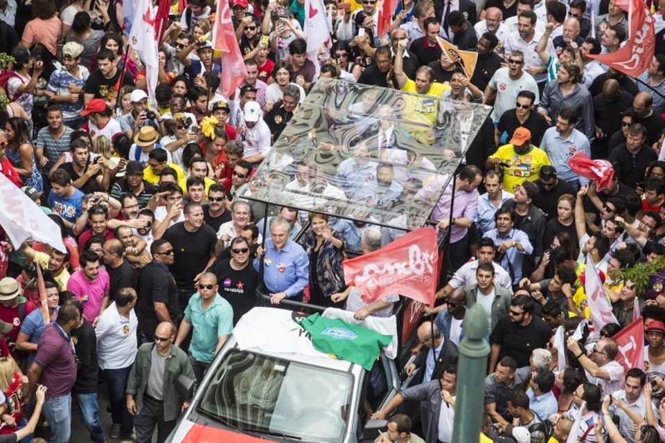 Multidão de apoiadores recepcionou Dilma Rousseff ontem em Curitiba: trânsito ficou complicado na região central da cidade | Brunno Covello/ Gazeta do Povo