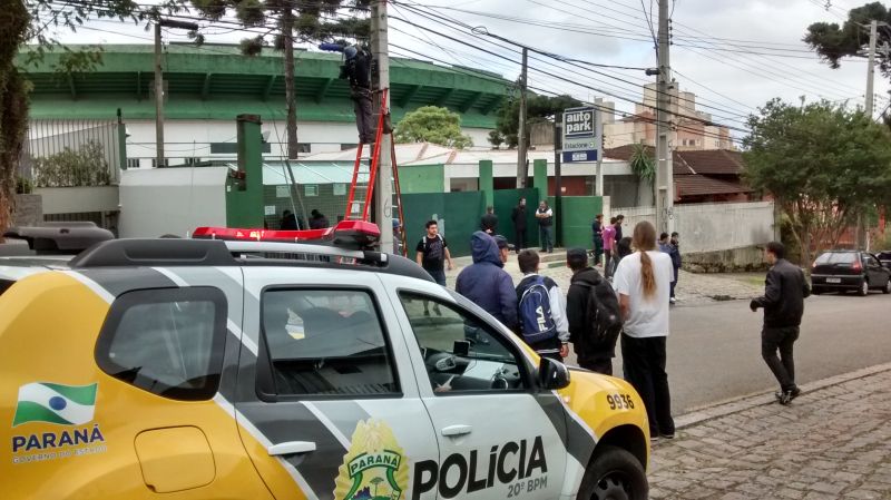 Viatura da polícia em frente ao local onde atleticanos compram ingressos no Couto | Daniel Castellano / Gazeta do Povo