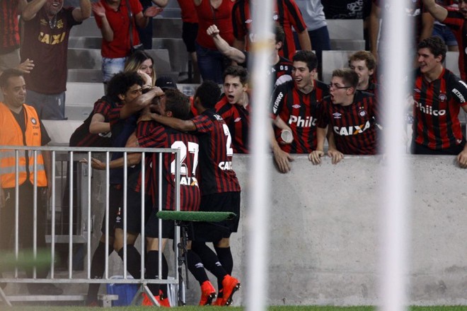Jogadores comemoram com a torcida |