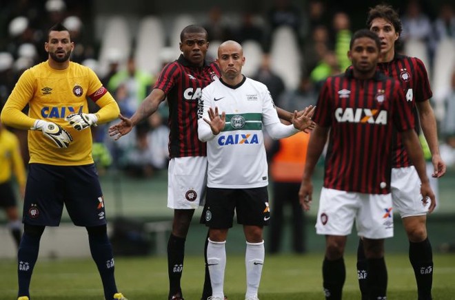 Martinuccio reclama do agarra-agarra na área do Atlético |