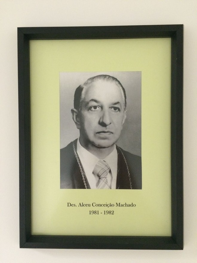 Des. Alceu Conceição MachadoIniciou sua carreira na magistratura no ano de 1951, quando foi nomeado juiz substituto. Em 1973, foi nomeado juiz do Tribunal de Alçada e em dezembro de 1975, foi nomeado desembargador. Foi vice-presidente e presidente do Tribunal de Justiça do Paraná para os biênios de 1981/82 e 1983/84. Exerceu, ainda, a presidência do TRE. Aposentou-se, a pedido, em março de 1988. Foi um dos responsáveis pela criação e implantação da Escola da Magistratura do Paraná. Faleceu em 25 de outubro de 2000, em Curitiba. |