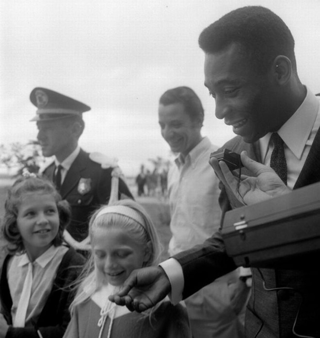 Pelé é recepcionado com a seleção no Aeroporto Afonso Pena, antes do amistoso contra a seleção paranaense em 1968 | 
