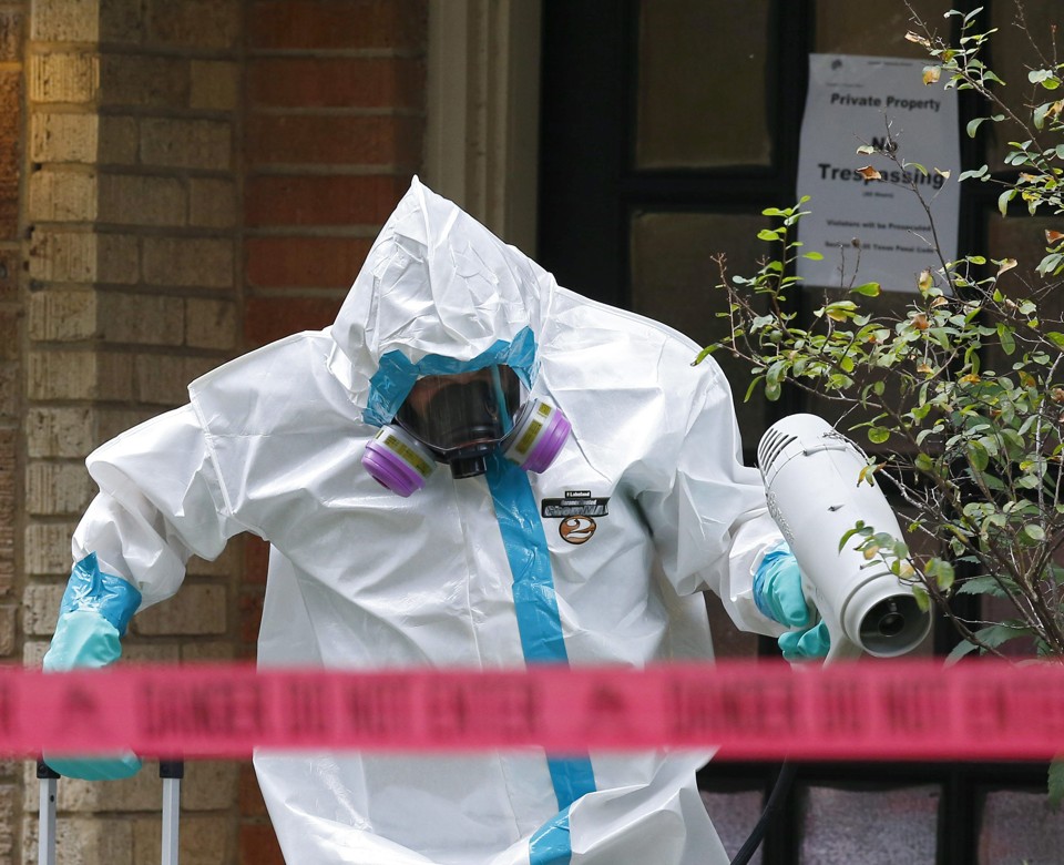 Equipe limpa o apartamento onde o profissional de saúde no Texas Saúde Hospital Presbiteriano contaminado pelo ebola vive | EFE / EPA / LARRY W. SMITH