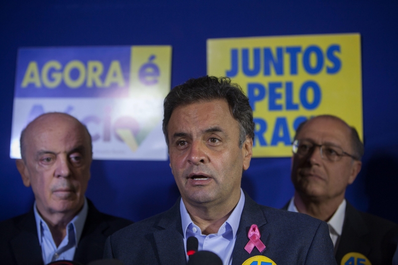 Aécio em entrevista coletiva: Me surpreende abrir hoje os jornais e ver a candidata oficial falar de fantasmas do passado. Na verdade, os brasileiros estão muito preocupados são com os monstros do presente: inflação alta, recessão, corrupção | Sebastião Moreira/ EFE