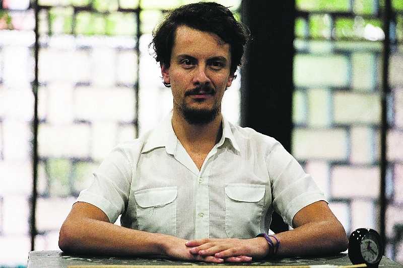 O ator Daniel Valenzuela é protagonista do espetáculo dirigido por Fátima Ortiz | Eli Firmeza/ Divulgação