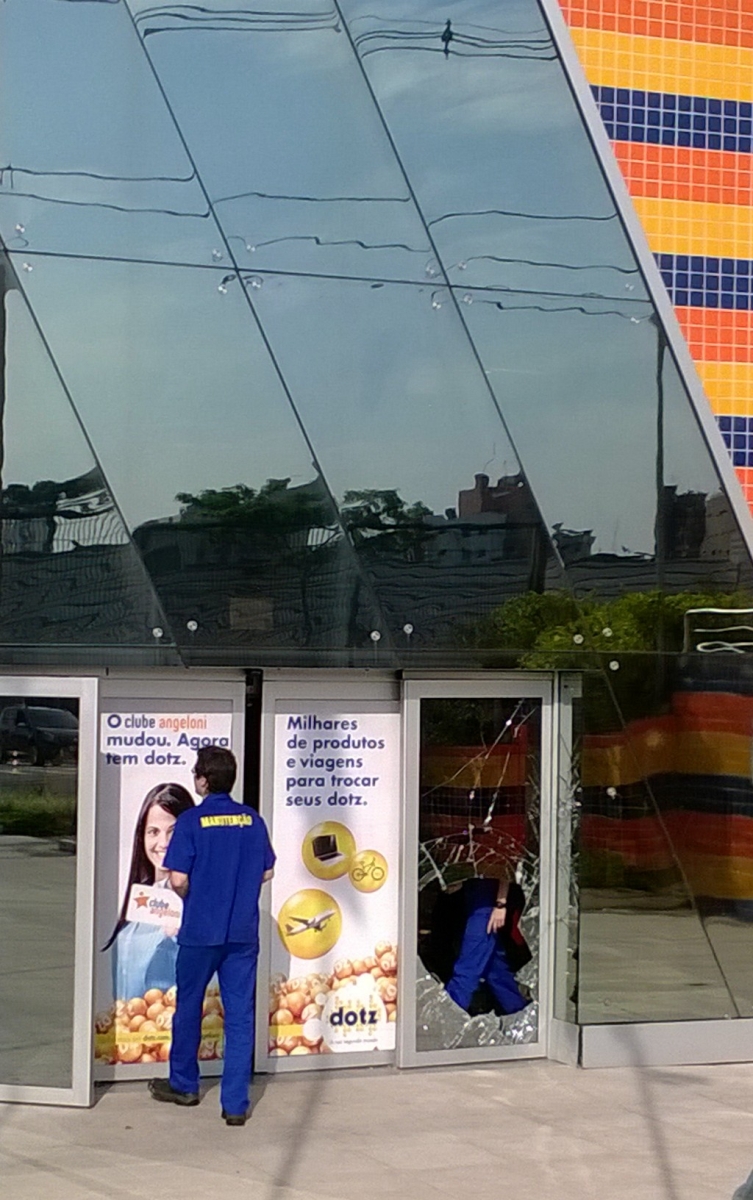 Supermercado Angeloni foi atacado nesta madrugada em Curitiba | Aniele Nascimento/Agência de Notícias Gazeta do Povo