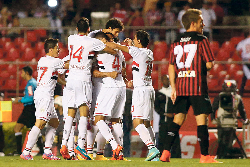 Festa são-paulina no Morumbi logo aos cinco minutos da partida contra o Atlético: Furacão em queda na classificação | Marcos Bezerra/ Futurapress