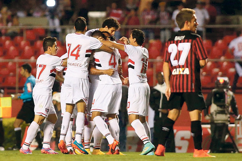 Festa são-paulina no Morumbi logo aos cinco minutos da partida contra o Atlético: Furacão em queda na classificação | Marcos Bezerra/ Futurapress