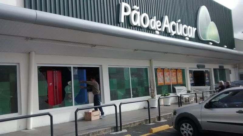 Grupo destruiu equipamento da Caixa Econômica Federal | Aliocha Mauricio / Tribuna do Paraná