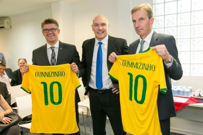 O ministro das Relações Exteriores da Islândia, Gunnar Bragi Sveinsson (de óculos), o cônsul Magnus Ólason (centro) e o embaixador Guðmundur Árni Stefánsson na inauguração do consulado da Islândia no Brasil, realizada ontem em Curitiba |