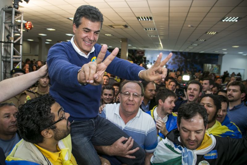 Governador Beto Richa comemora a reeleição após a proclamação do resultado no TRE | Albari Rosa / Agência de Notícias Gazeta do Povo