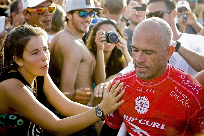 Kelly Slater não escondeu a raiva ao ser desclassificado na etapa de Portugal do Mundial de surfe |