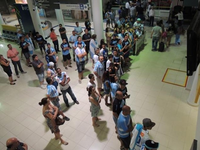Torcida do Londrina foi recepcionar o time no aeroporto após vitória sobre a Anapolina |