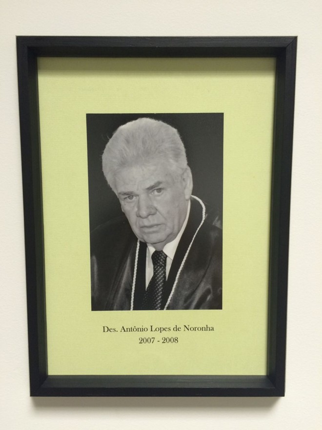 Des. Antônio Lopes de NoronhaIngressou no Ministério Público do Paraná como promotor público, em março de 1963. Ingressou na magistratura, em junho de 1991, quando foi nomeado juiz do Tribunal de Alçada, por meio do Quinto Constitucional. Exerceu os cargos de diretor dos estabelecimentos penais do estado e secretário da segurança pública. Em março de 1996, foi promovido ao cargo de desembargador do TJ-PR, onde exerceu a 1.ª vice-presidência no biênio 2007/08. Aposentou-se, compulsoriamente, em maio de 2009. |