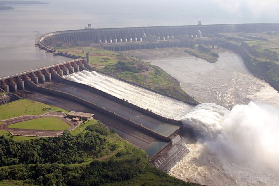 Plataforma está sendo instalada no lago para permitir a captação da água | Christian Rizzi/ Gazeta do Povo