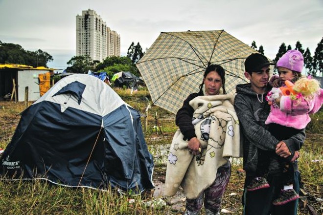 Guilherme Henrique Mello Pereira e Graziela Alves Prestes com os filhos Kamille e Kauan | 