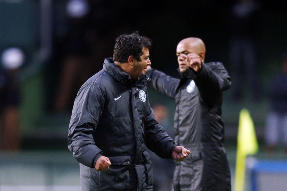 Marquinhos comemora o gol marcado por Helder | Albari Rosa / Gazeta do Povo