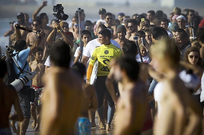 Brasileiro Gabriel Medina é seguido por fãs antes de entrar na água em Portugal |