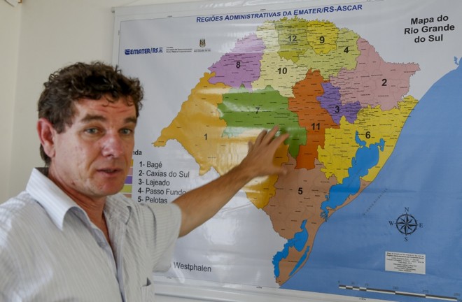 Gilmar Vione, agrônomo da emater.tche.br, mostra que parte centro-sul do mapa gaúcho registra crescimento na área da soja que complementa expansão da fronteira sul. |