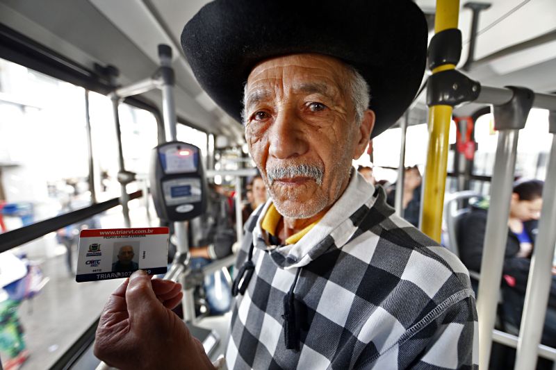 Aposentado, Pedro não viu incômodo para fazer o cadastro. E ainda elogiou o controle do sistema | Albari Rosa/ Gazeta do Povo
