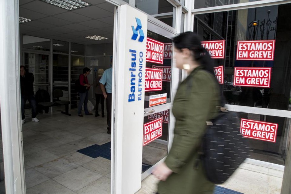 Reclamações sobre falta de envelopes para depósito em agências de Curitiba já chegaram ao Procon | Henry Milleo / Agência de Notícias Gazeta do Povo
