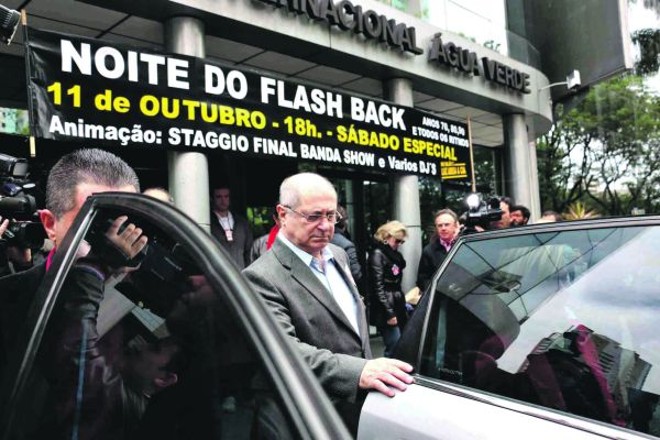 O ministro das Comunicações, Paulo Bernardo, acompanhou a mulher, Gleisi Hoffmann, na hora do voto, ontem de manhã, na Sociedade Água Verde. Saiu do local com a expressão carregada | 