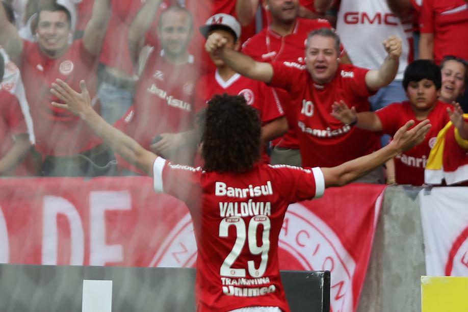 Valdívia, do Internacional, comemora gol com a torcida | Itamar Aguiar / Raw Image / Folhapress