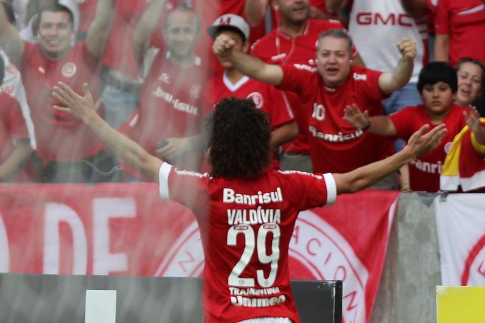 Valdívia, do Internacional, comemora gol com a torcida | Itamar Aguiar / Raw Image / Folhapress