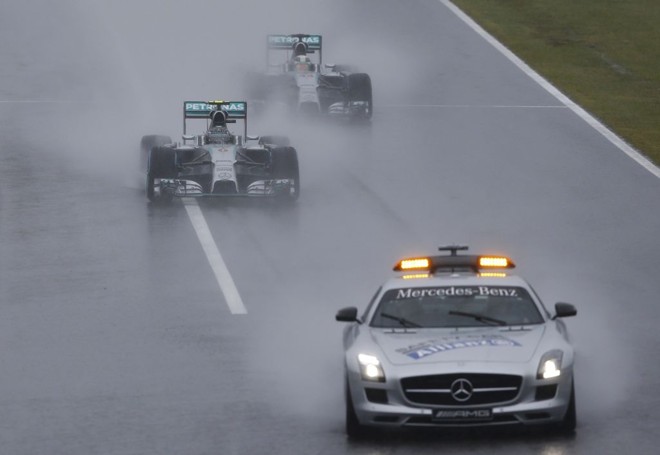 Corrida do Japão foi marcada por muita chuva e um acidente grave |