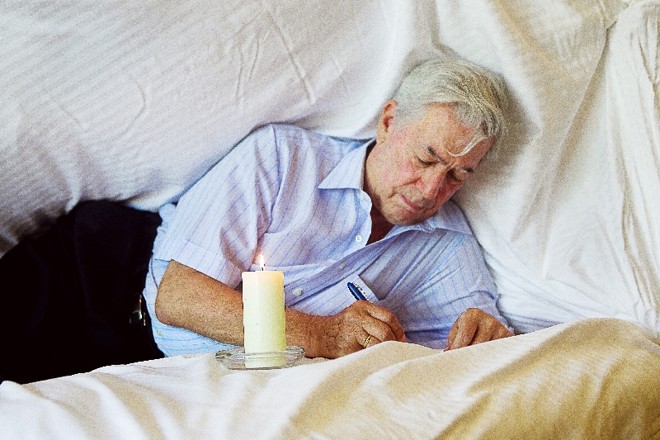Vargas Llosa escreve suas anotações na cama do hotel |