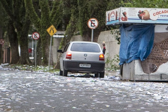 Carros com cabos eleitorais despejaram santinhos pela cidade antes do início da votação | 