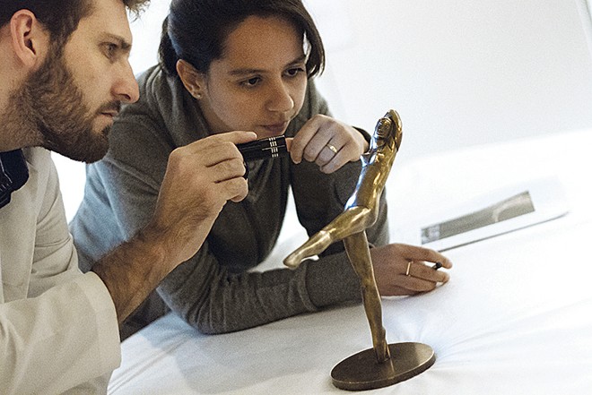 Humberto Imbrunisio (MON) e Patricia Guilhoto (Itaú Cultural) inspecionam peças da exposição Tupi or not Tupi. Aqui,