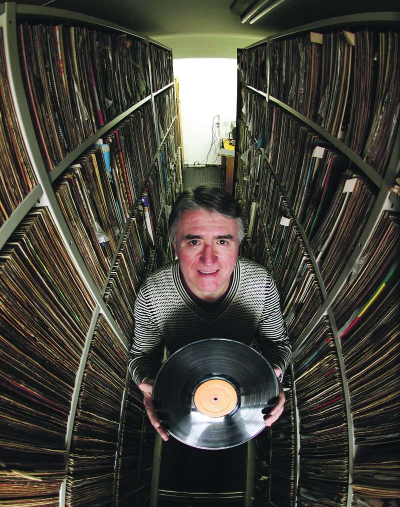 Paulo Roberto Oliveira, locutor da Ouro Verde, tem uma das vozes mais conhecidas da cidade | Daniel Castellano/ Gazeta do Povo