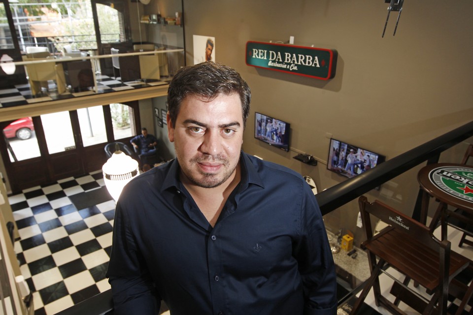 Rosalvo Gizzi Junior, do "Rei Barba": ideia é ofecerer serviços que estimulem o cliente ficar pelo menos três horas na barbearia | Antônio More / Agência de Notícias Gazeta do Povo