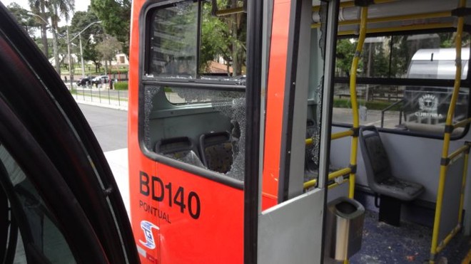 Ônibus biarticulado depredado perto do Passeio Público antes do Atletiba de sábado | 