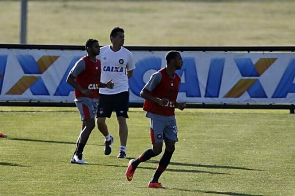 Tropeços no fim das partidas têm preocupado o técnico do Atlético, Claudinei Oliveira | Albari Rosa / Gazeta do Povo