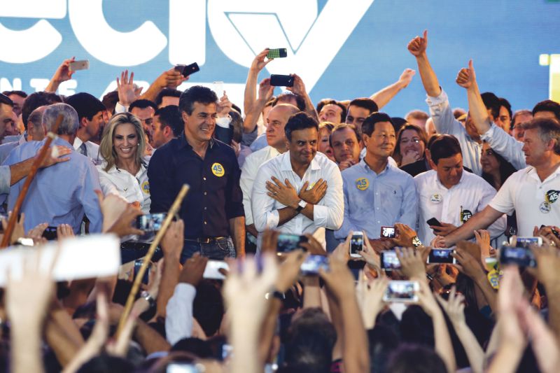Aécio em Curitiba: 1,3 mi de votos a mais que Dilma no PR | Henry Milléo / Gazeta do Povo