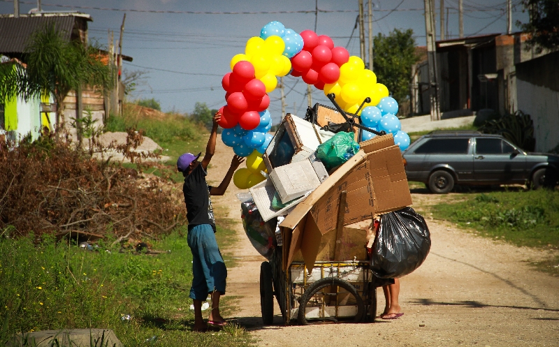 Catador de recicláveis em Piraquara: renda média dos pobres na RMC caiu de 2007 para cá | Daniel Castellano/Gazeta do Povo