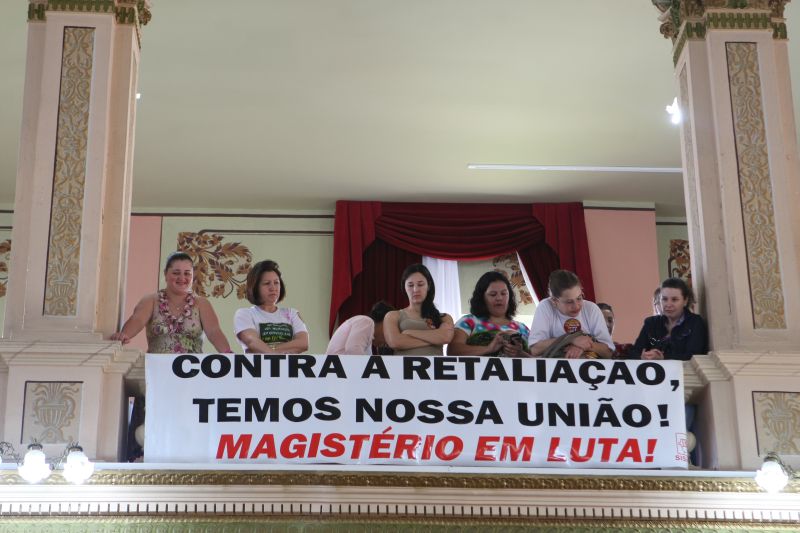 Professores foram à Câmara cobrar aprovação do plano | Aniele Nascimento/ Gazeta do Povo