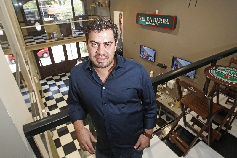 Rosalvo Gizzi Júnior: Rei da Barba reinventa reduto masculino | Antonio More / Gazeta do Povo