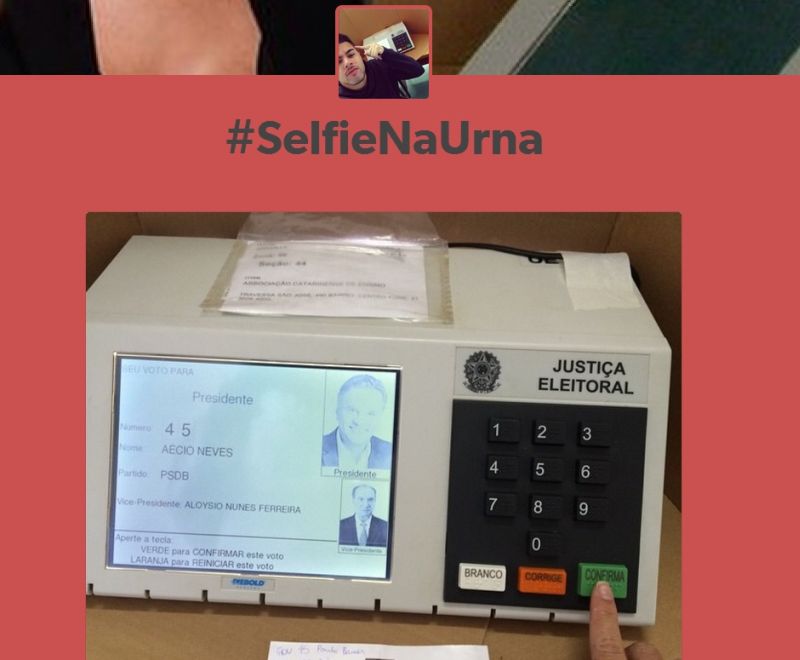 Um Tumblr chamado "Selfie na Urna" está compilando casos onde o eleitor tirou uma foto durante a votação | Reprodução/Tumblr
