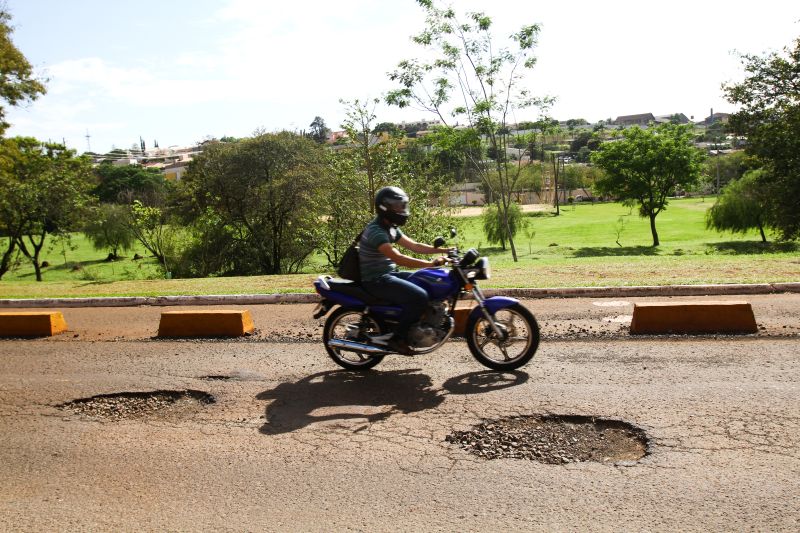 Os buracos na Rua Bento Munhoz da Rocha Neto | Roberto Custódio/Jornal de Londrina