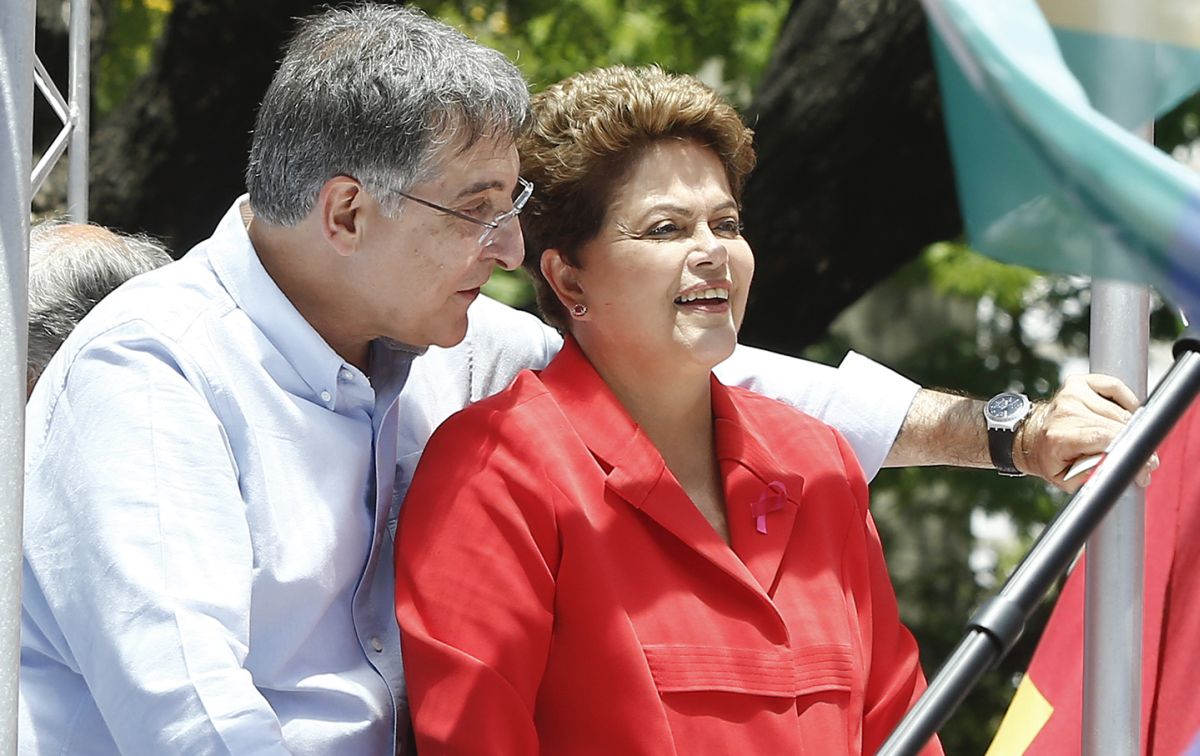 O governador eleito de Minas, Fernando Pimentel (PT), durante a campanha eleitoral: nota do partido diz que a coligação "não pode ser responsabilizar pela conduta de fornecedores" | Paulo Liebert / Fotos Públicas