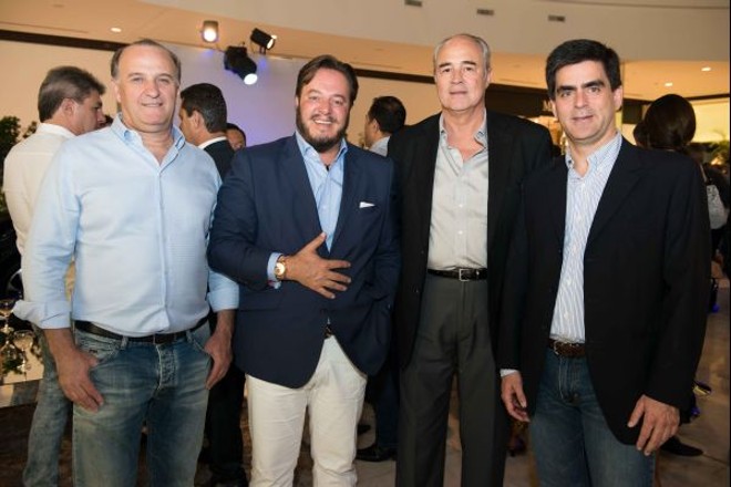 Os empresários David Soifer (à esq.) e Fabrício de Macedo (de barba) com Pedro Prosdócimo e Ricardo Cunha Pereira, anfitriões do BMW Innovation Night, realizado segunda-feira pela concessionária Euro Import no Pátio Batel. O evento reuniu os principais lançamentos da marca | 