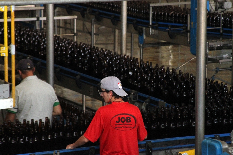 Fábrica tem hoje capacidade para produzir 30 milhões de litros de cerveja por mês | Josué Teixeira / Gazeta do Povo