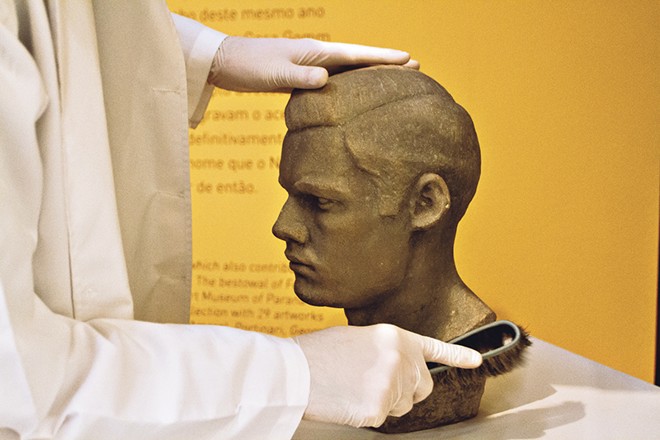 No detalhe: técnico trabalha em escultura de Erbo Stenzel |