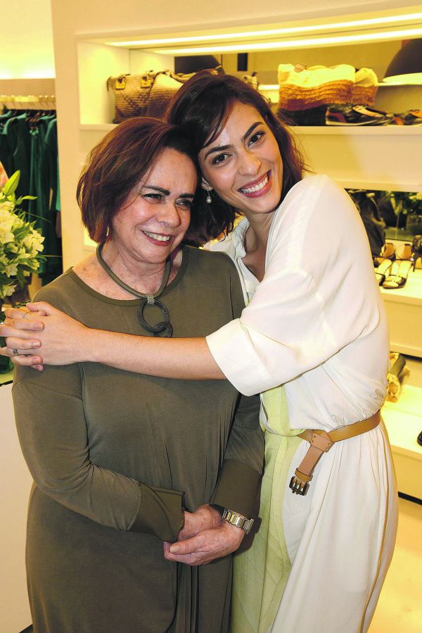 A estilista Mara Mac Dowell (à esq.) e a atriz Isabel Wilker na inauguração da loja da grife carioca Mara Mac, no ParkShoppingBarigüi | Kraw Penas