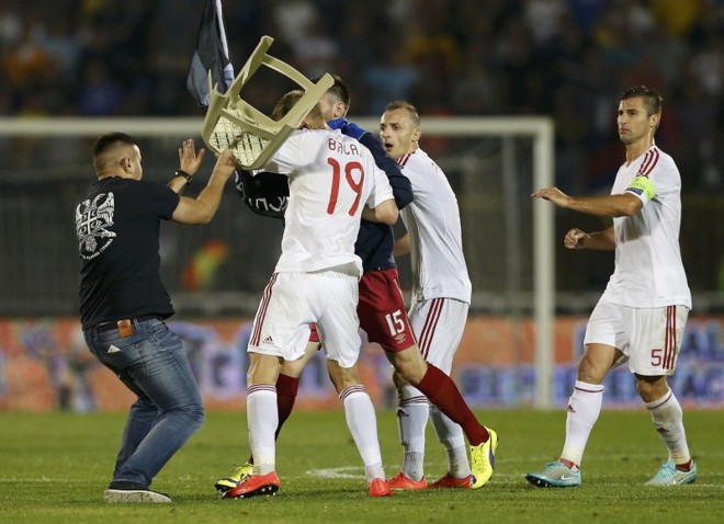 Torcedores da Sérvia invadiram o gramado do Estádio Partizan para agredir os jogadores da Albânia | 